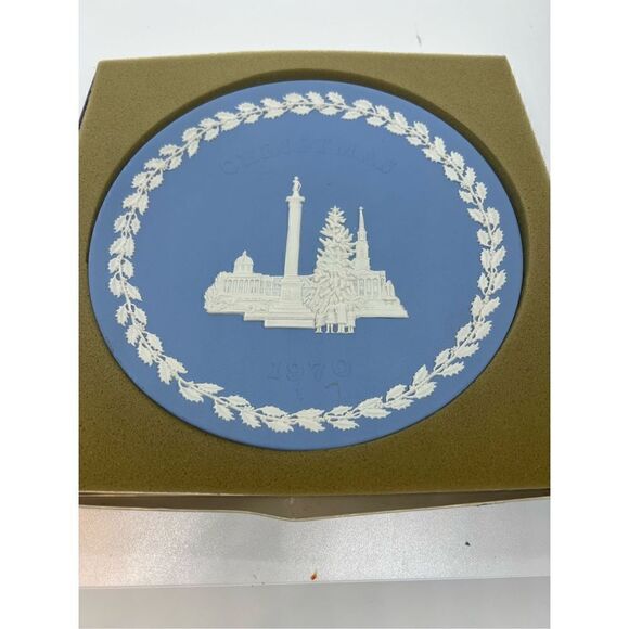 VTG 8” WEDGWOOD Blue &White Jasperware TRAFALGAR SQUARE Christmas PLATE 1970 IOB - Picture 1 of 8